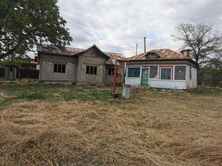 Casă cu 4 camere în Negrași