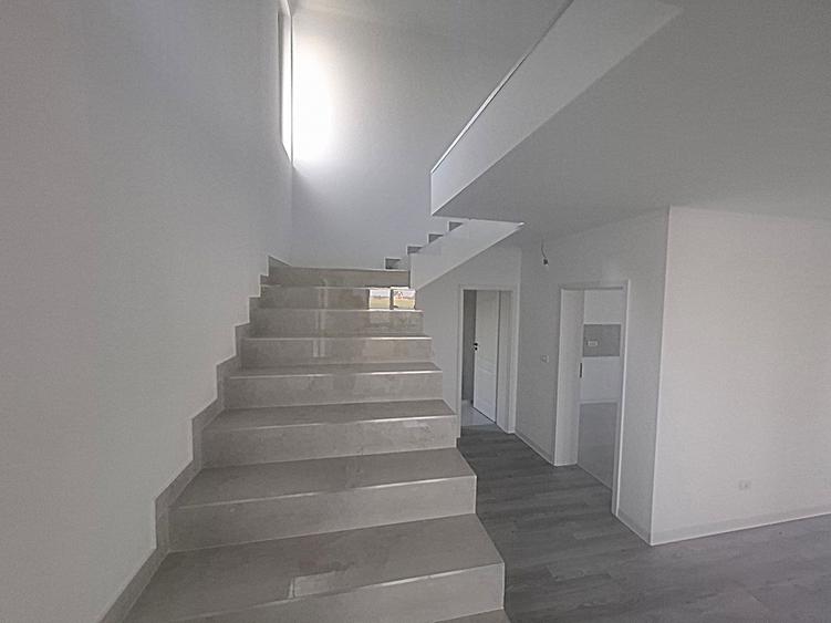 Casă cu 4 camere cu Teren 400 Mp în Domnești