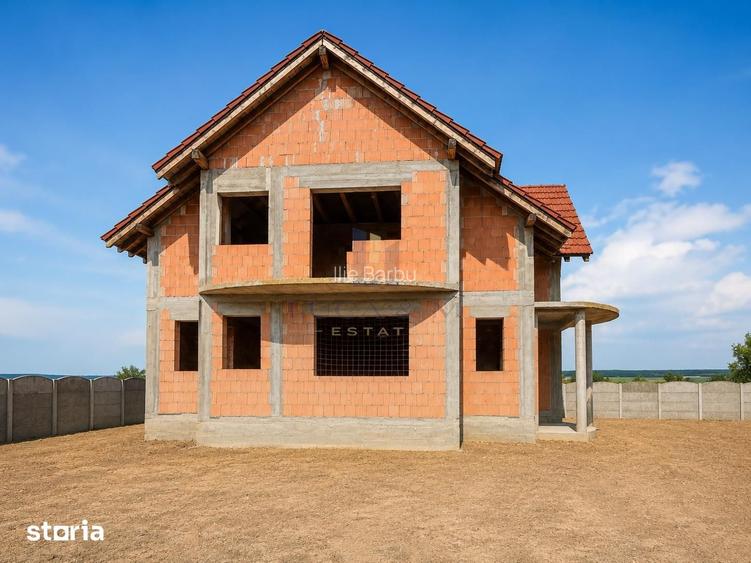 Casa parter si etaj la rosu ,Recas