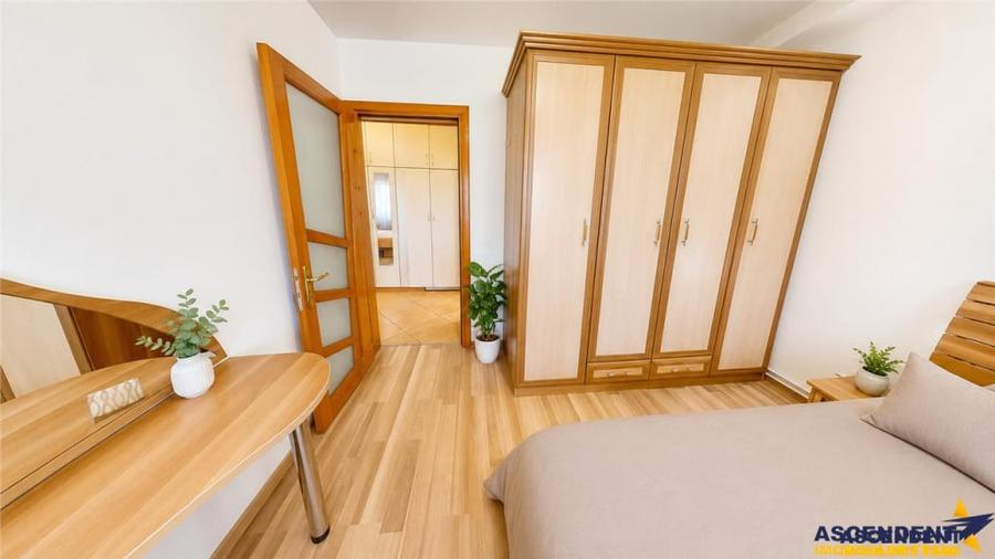 Apartament cu 3 camere decomandat în 13 Decembrie