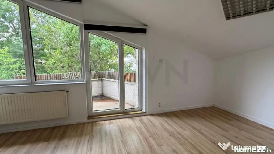 Casă cu 10 camere cu Teren 402 Mp în Lacul Tei