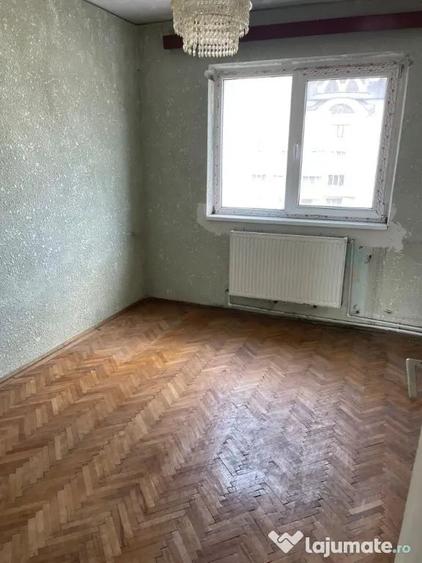 Apartament cu 3 camere semidecomandat în Central