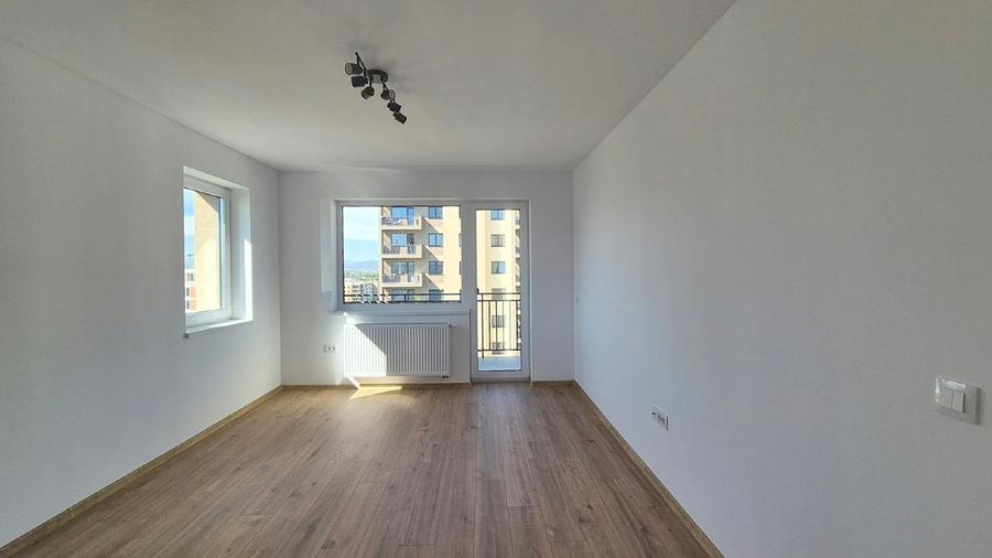 Apartament cu 3 camere decomandat în Tractorul