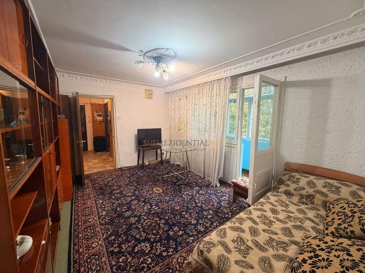 Apartament cu 3 camere semidecomandat în Berceni