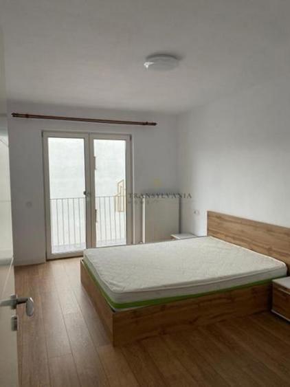 Apartament cu 3 camere semidecomandat, mobilat în Central