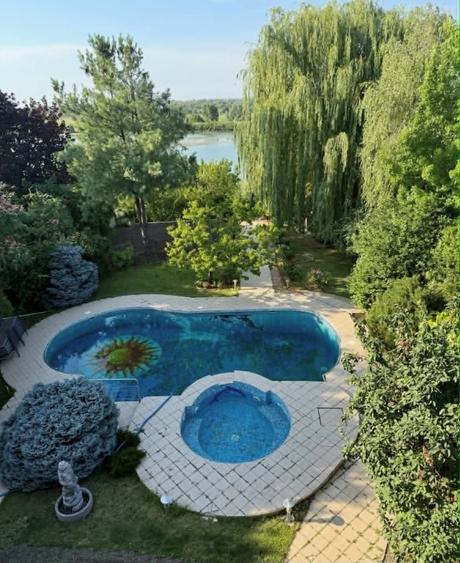 Casă cu 13 camere cu Piscina în Roșu
