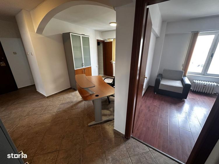Apartament cu 3 camere semidecomandat, mobilat în Văcăresti