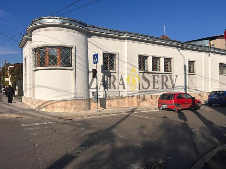 Casă individuală cu 8 camere cu Canalizare în Central