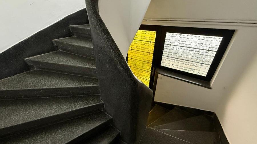 Apartament cu 3 camere semidecomandat, mobilat în Primăverii