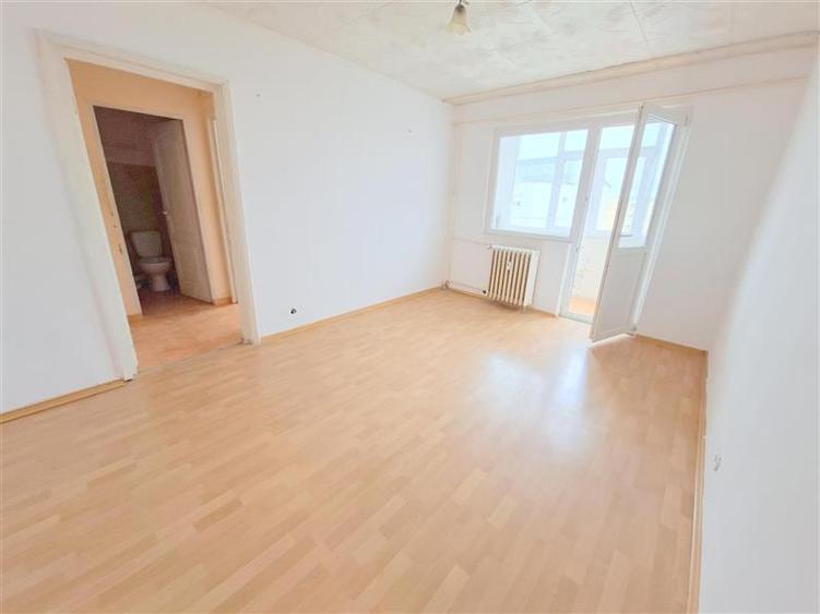 Apartament cu 3 camere semidecomandat în Milcov