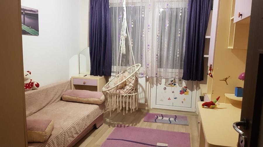 Apartament cu 3 camere semidecomandat în Central