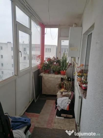 Apartament cu 3 camere decomandat în Broșteni