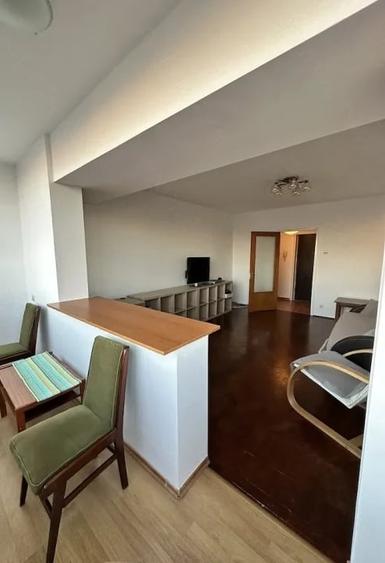 Apartament cu 3 camere decomandat, mobilat în Victoriei