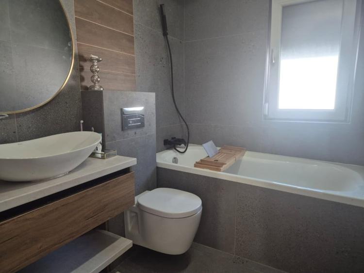 Casă individuală cu 4 camere cu Canalizare în Tunari