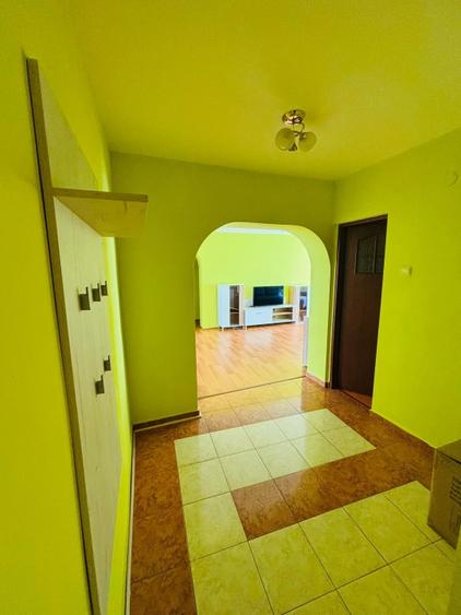 Apartament cu 3 camere semidecomandat, mobilat în Popas Păcurari