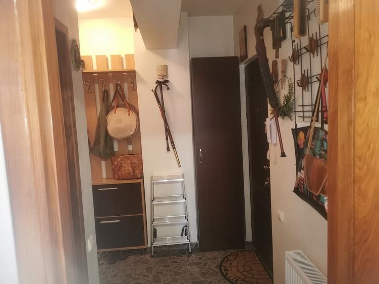 Apartament cu 3 camere semidecomandat în Central