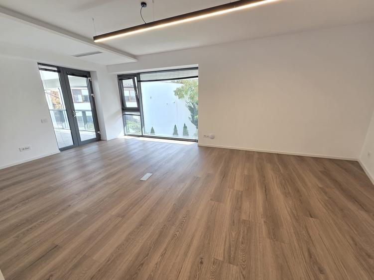 Apartament cu 4 camere decomandat în Națiunile Unite