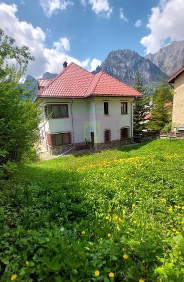 Casă cu 5 camere cu Teren 518 Mp în Central