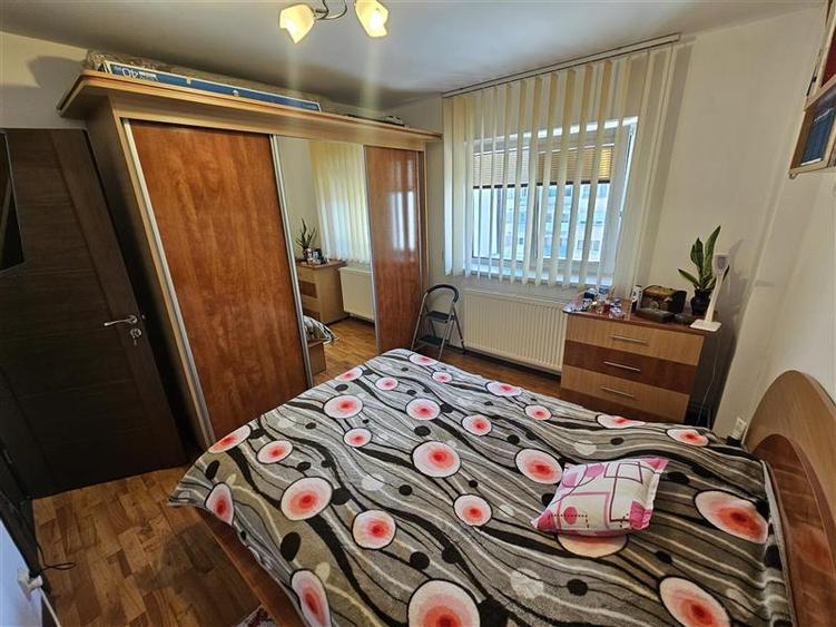 Apartament cu 3 camere semidecomandat, mobilat în Micro IV