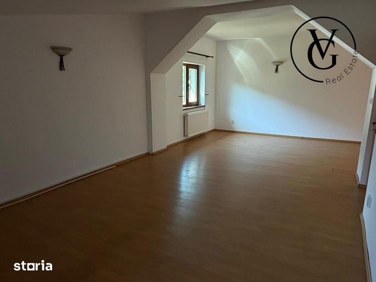 Casă cu 6 camere cu Teren 250 Mp în Tei