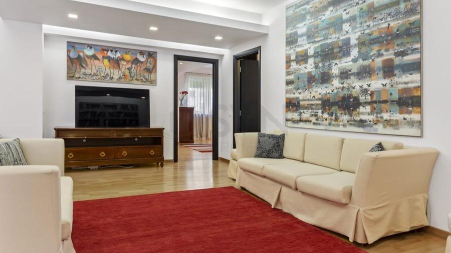 Apartament cu 3 camere semidecomandat, mobilat în Arcul de Triumf