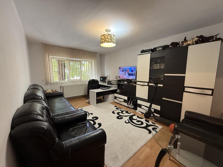 Apartament cu 3 camere decomandat, mobilat în Baba-Dochia