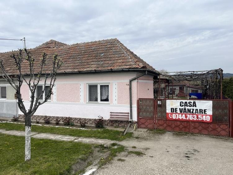 Casă cu 4 camere în Cuci
