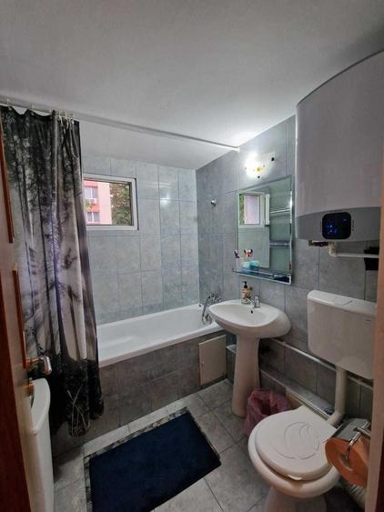 Apartament cu 3 camere semidecomandat în Teiul Doamnei
