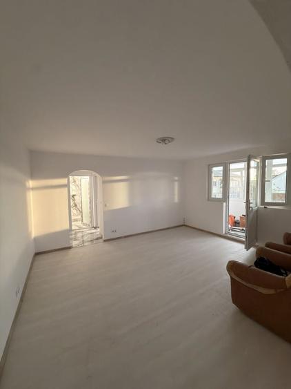 Apartament cu 2 camere semidecomandat în Micro 11