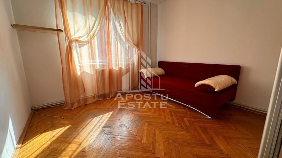 Apartament cu 3 camere semidecomandat, mobilat în Complex Studențesc