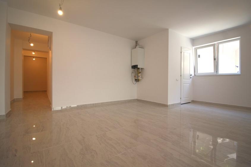 Spațiu comercial, de 67.400001525879 mp, în Dacia