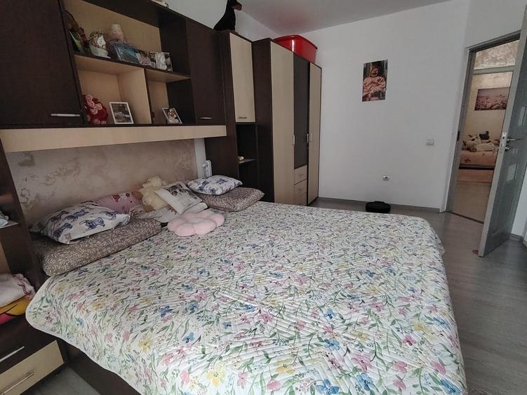 Apartament cu 3 camere semidecomandat în Florești