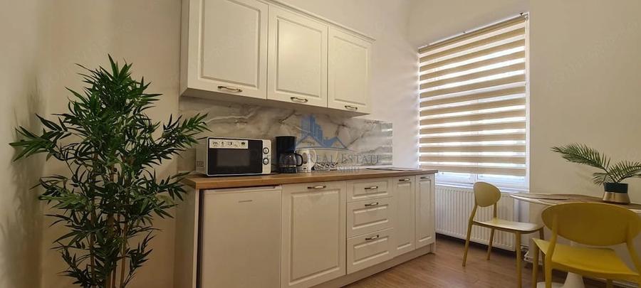 Apartament cu 3 camere decomandat în Est