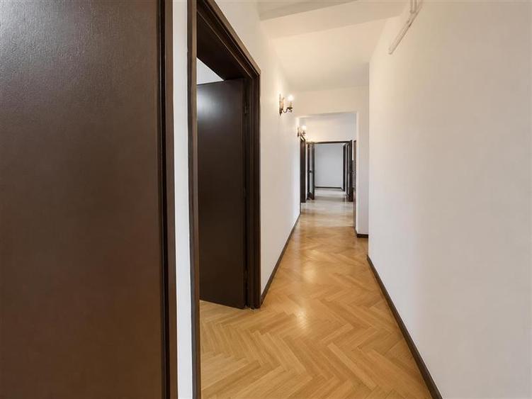 Apartament cu 4 camere decomandat în Central