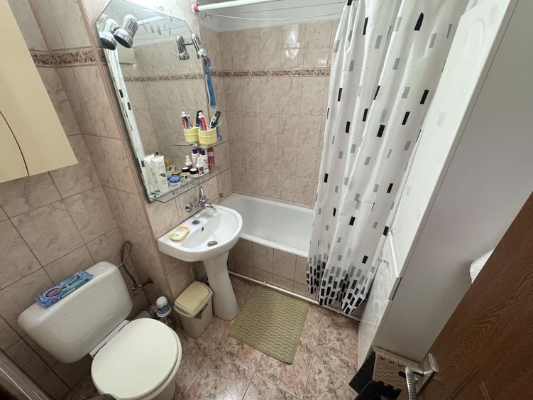 Apartament cu 3 camere decomandat, mobilat în Delfinariu
