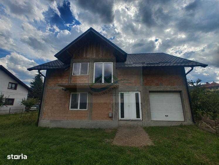 Casă cu 4 camere în Roșu