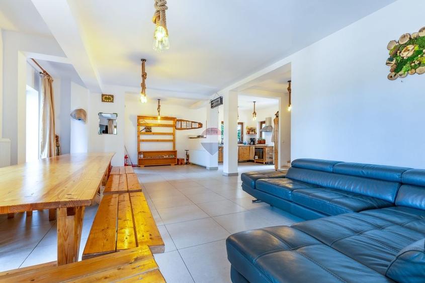 Casă individuală cu 8 camere cu Teren 3012 Mp în Mărișel
