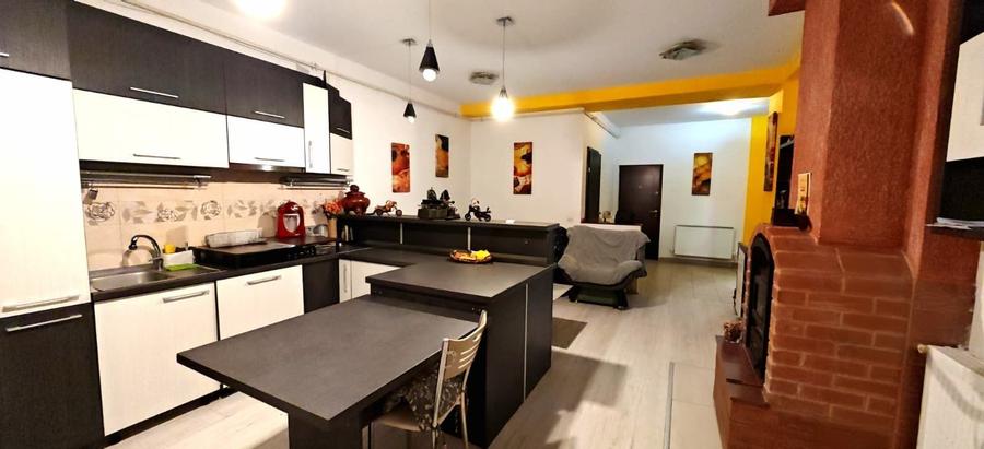 Apartament cu 4 camere decomandat, mobilat în Central