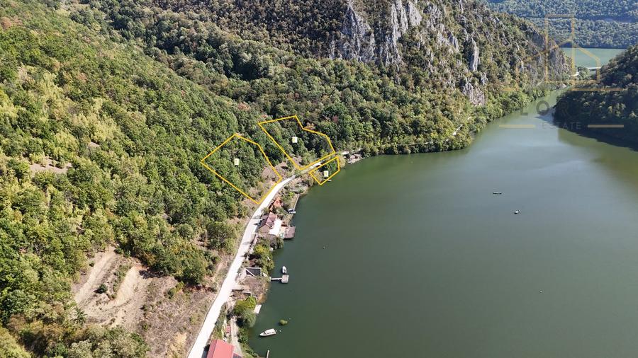 Teren de 9654 mp, în Eșelnița