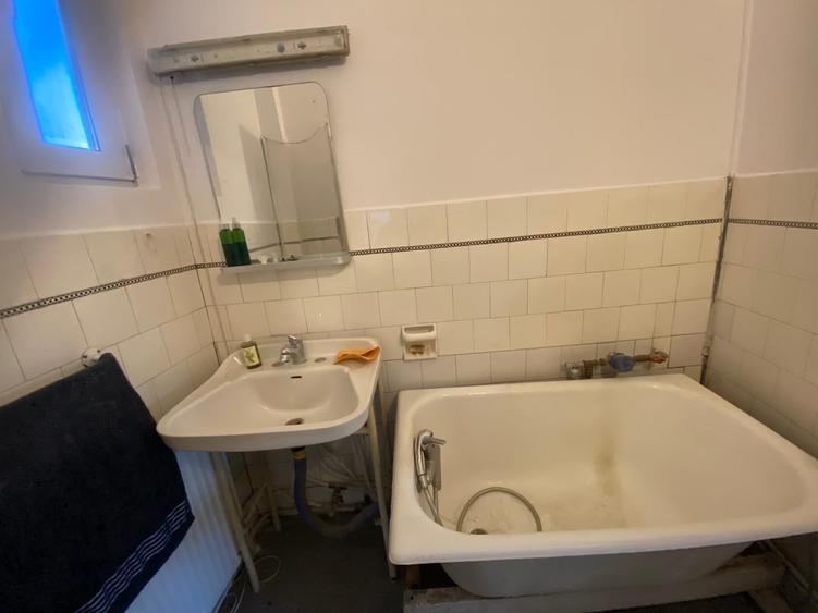 Apartament cu 3 camere semidecomandat în Moșilor