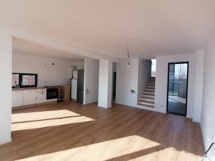 Duplex cu 4 camere cu Canalizare în Moșnița Nouă