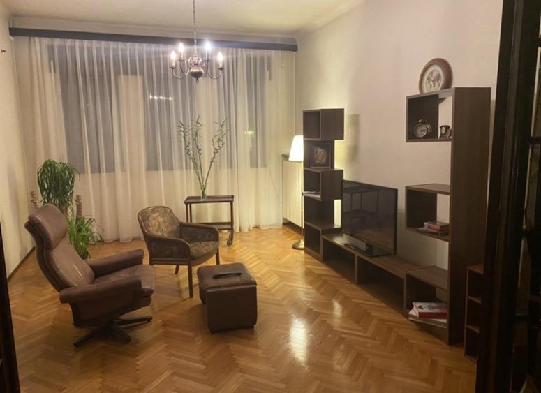 Casă individuală cu 15 camere cu Canalizare în Universitate
