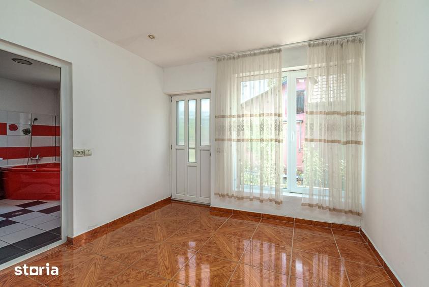 Casă cu 5 camere cu Teren 323 Mp în Giulești