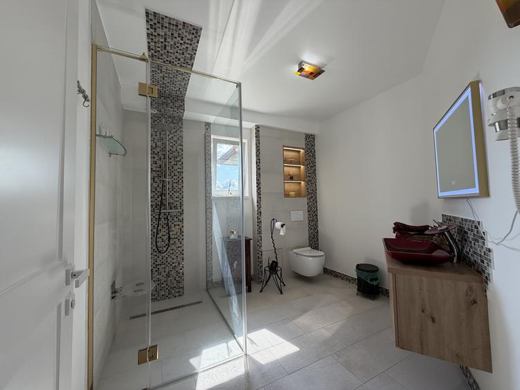 Casă individuală cu 5 camere cu Teren 2108 Mp în Florești