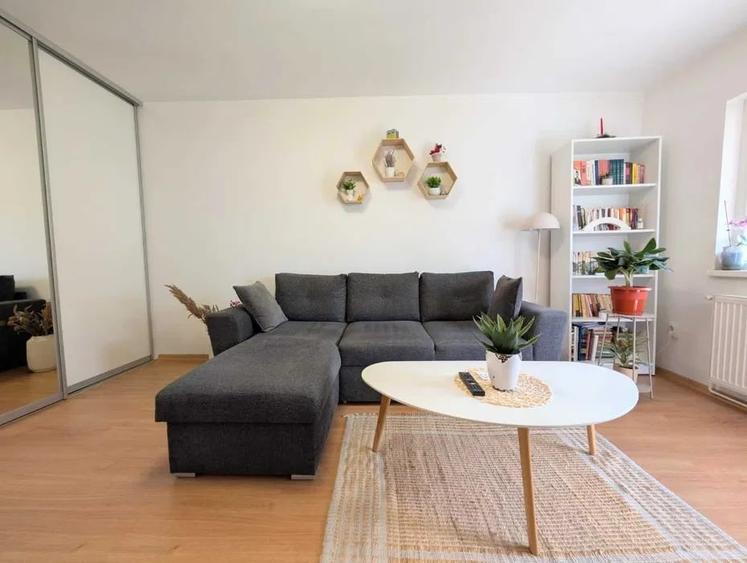 Apartament cu 2 camere decomandat, mobilat în Central