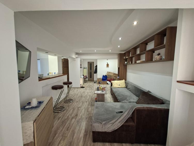Apartament cu 3 camere decomandat în Exterior Vest