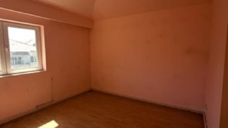 Apartament cu 3 camere semidecomandat în Nord