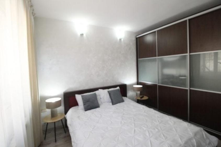 Apartament cu 2 camere semidecomandat, mobilat în Romană
