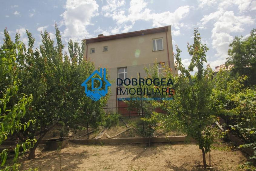 Casă individuală cu 8 camere cu Canalizare în Central