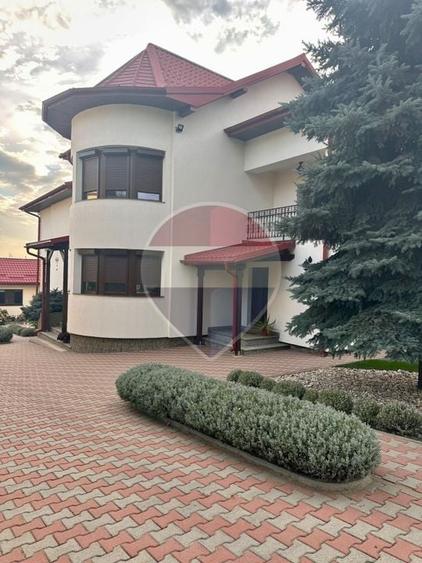 Casă individuală cu 8 camere cu Teren 3000 Mp în Burdujeni